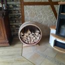 Regal für Kaminholz aus Weinfass