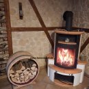 Regal für Kaminholz aus Weinfass